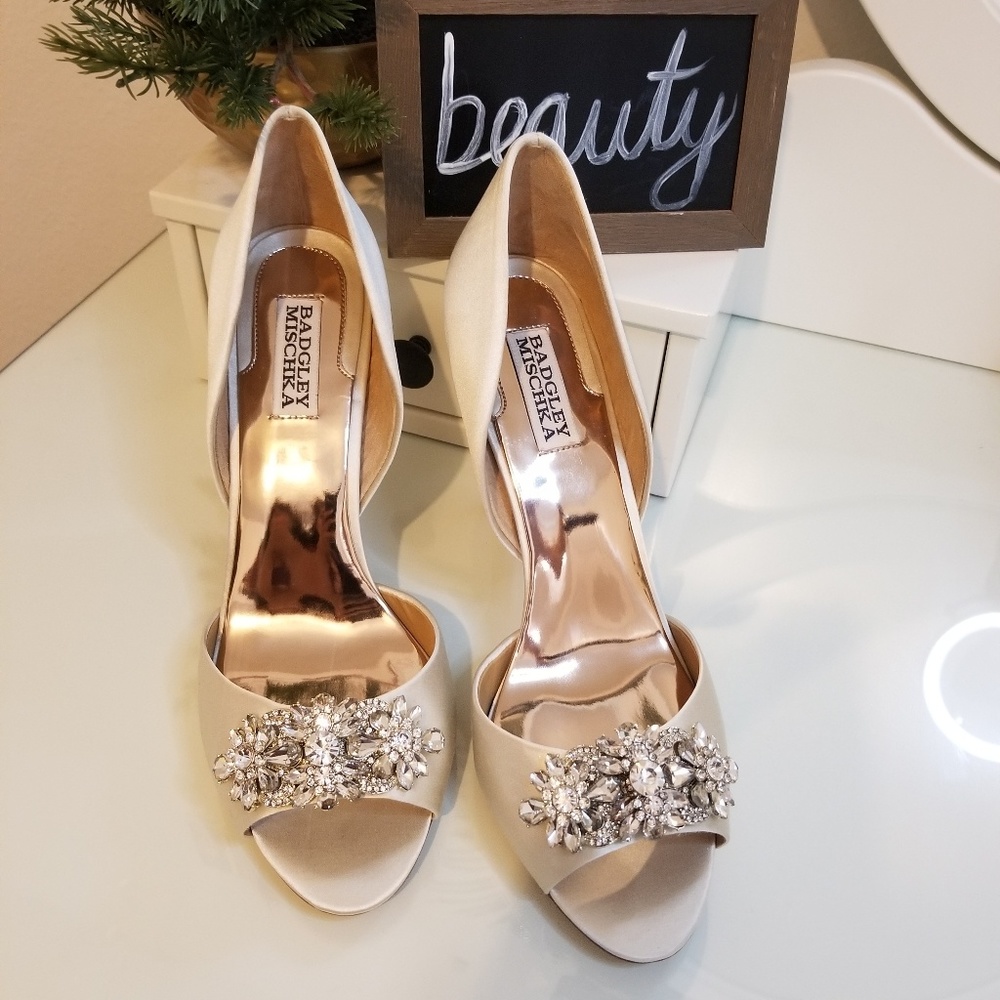 NEW Badgley Mischka Giana Ivory Satin Pumps